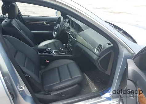 2013 Mercedes-Benz C 300 Luxury 4Matic/Sport 4Matic z USA, uszkodzony, nr VIN WDDGF8AB5DR259425